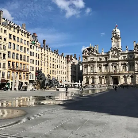 Joli Climatise Avec Terrasse - Centre *