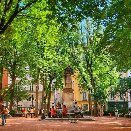 Joli Climatise Avec Terrasse - Centre